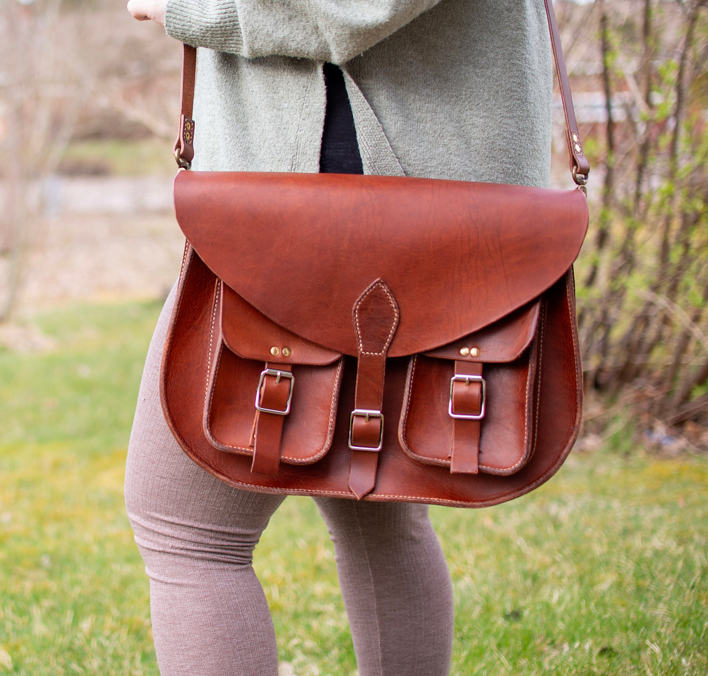 Lady Boho-väskan i handen – en stilren blandning av funktion och personlighet.