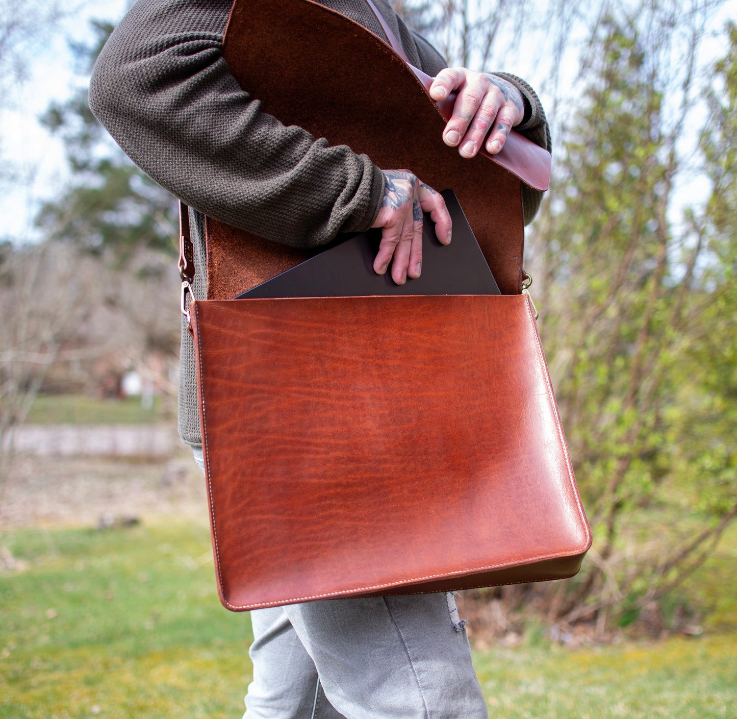 Postman-väskan i användning – rymlig design med stilren funktion för vardagens behov.