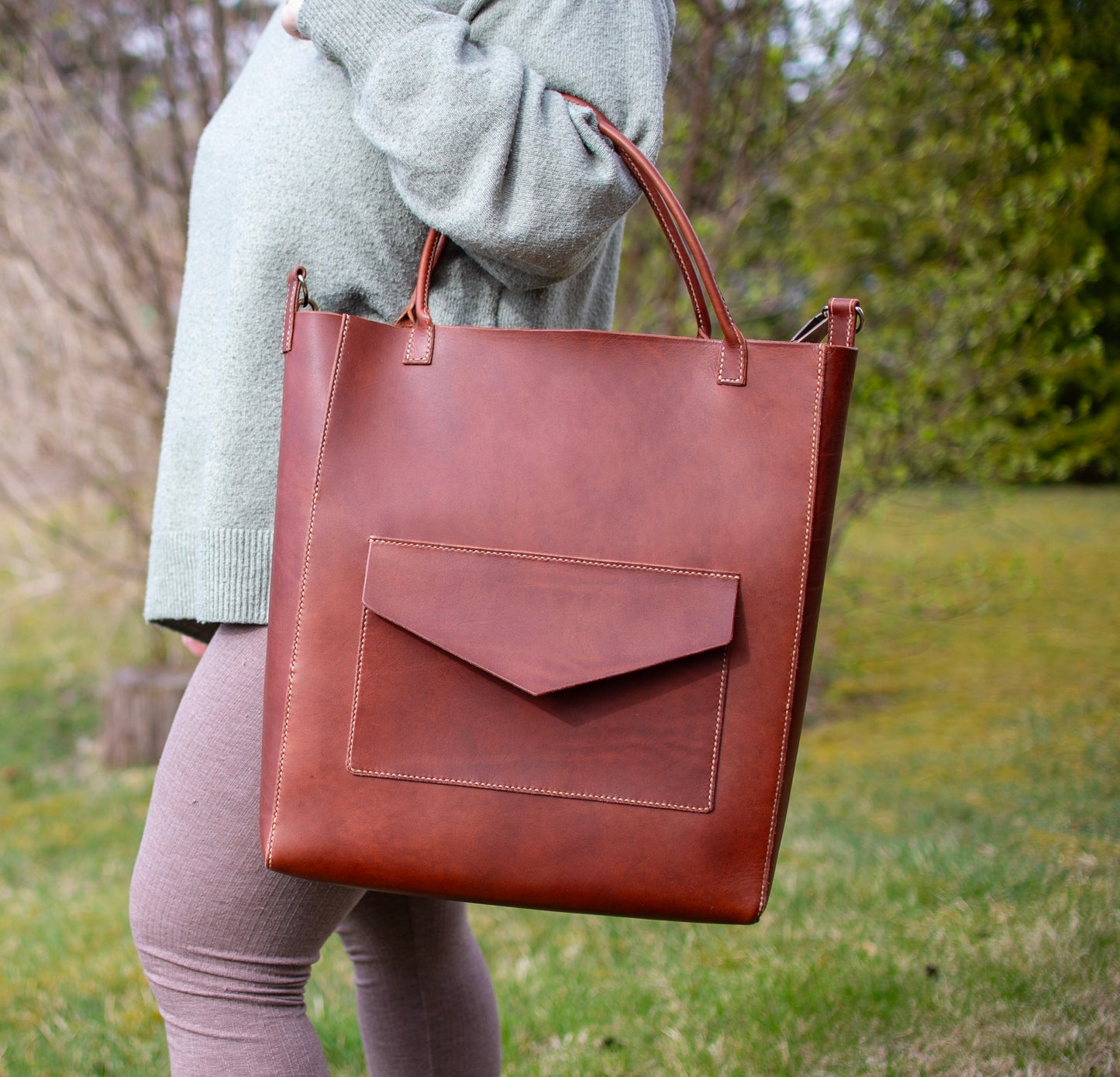 Tote-väskan i elegant design – rymlig, stilren och handburen i vegetabiliskt garvat läder.