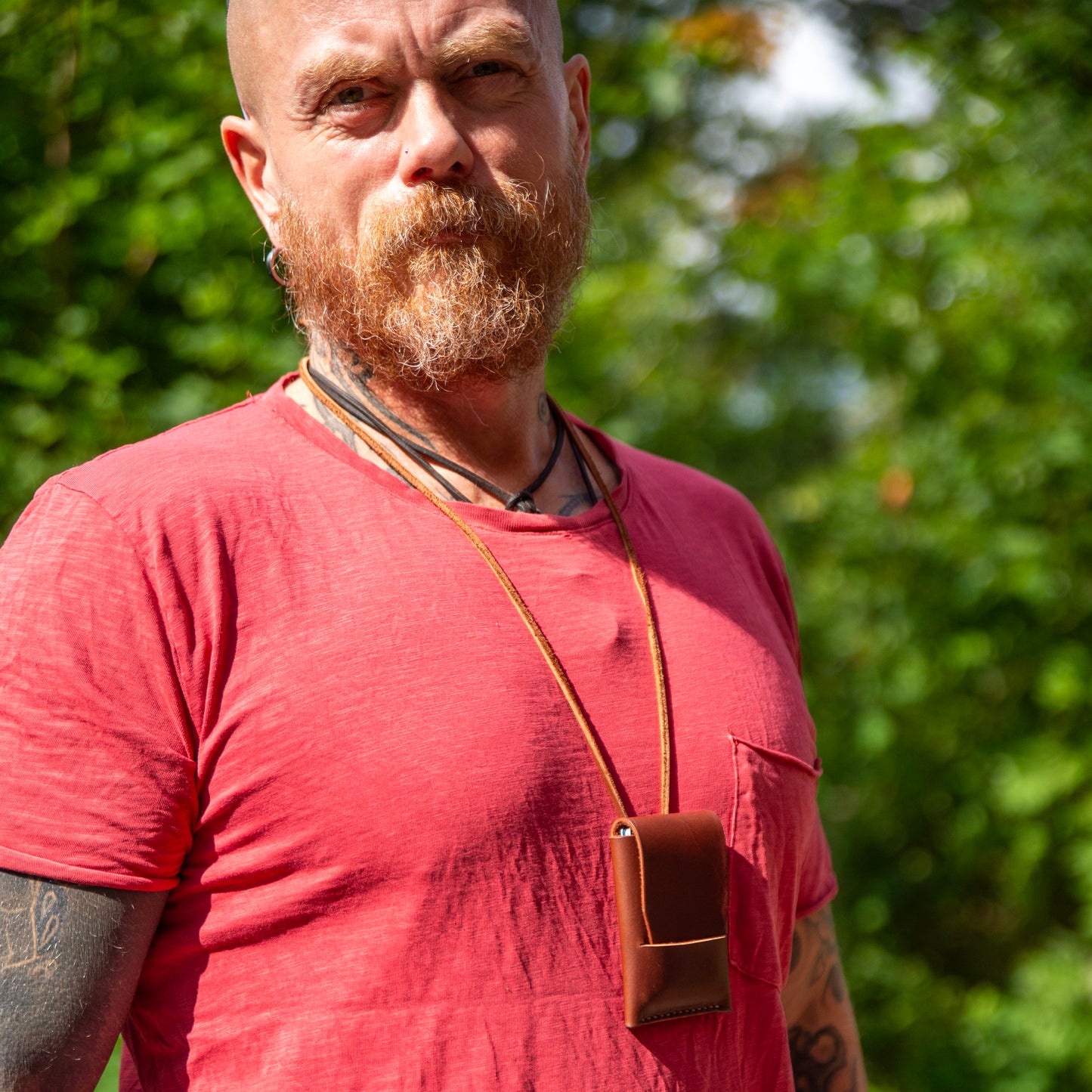 Slimmad plånbok i äkta läder - Med halsrem