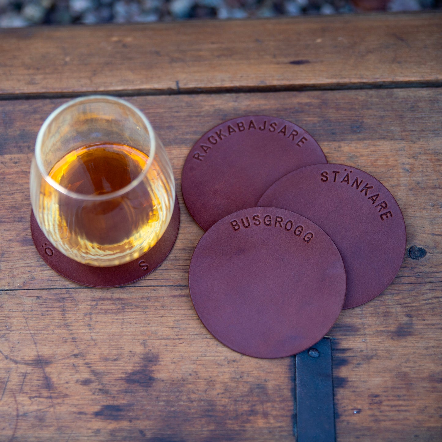 Glasunderlägg i äkta läder